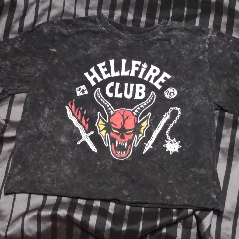Netflix Stranger Things Hellfire Club Women's M T-Shirt - Black and Red
